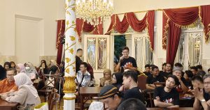 Hadirin bertanya dan memberikan saran interaktif